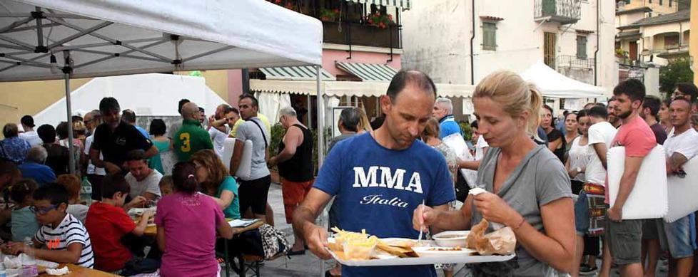 Colonnata da gourmet la festa del lardo anima il cuore del paese
