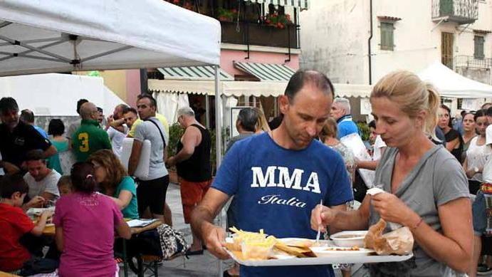 Colonnata da gourmet la festa del lardo anima il cuore del paese