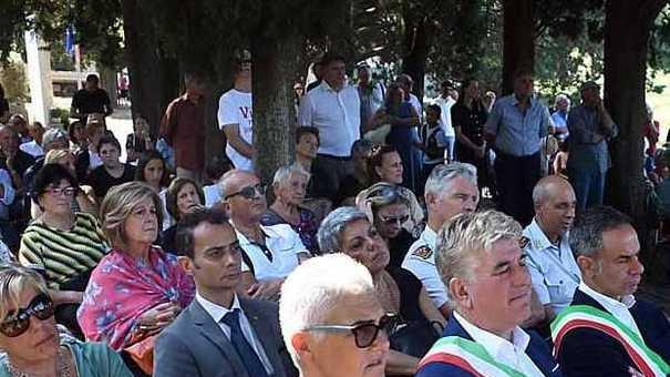 Istituzioni e cittadini tra lacrime e racconti