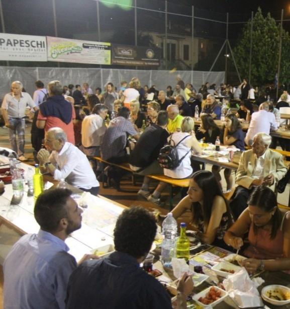 Un rogo di plastica contro la sagra che lo disturba 