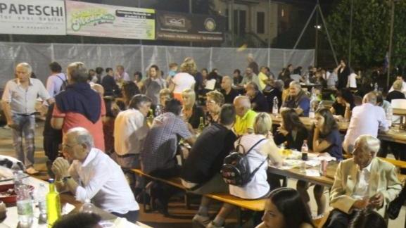 Un rogo di plastica contro la sagra che lo disturba