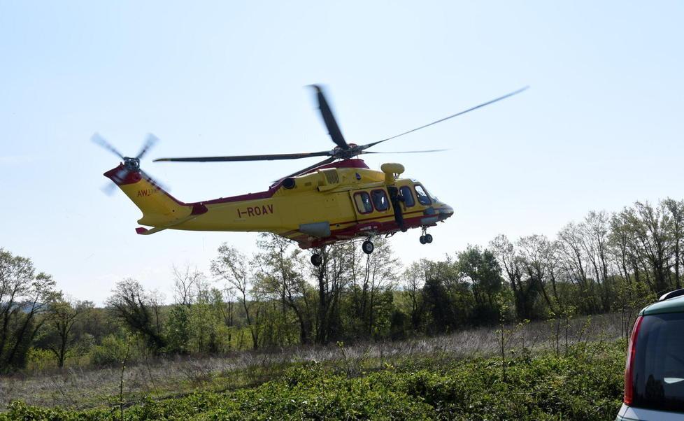Accusa un malore in piscina Sul posto anche l’elisoccorso