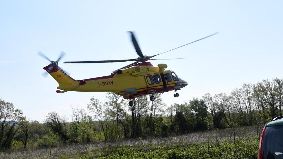 Accusa un malore in piscina Sul posto anche l’elisoccorso