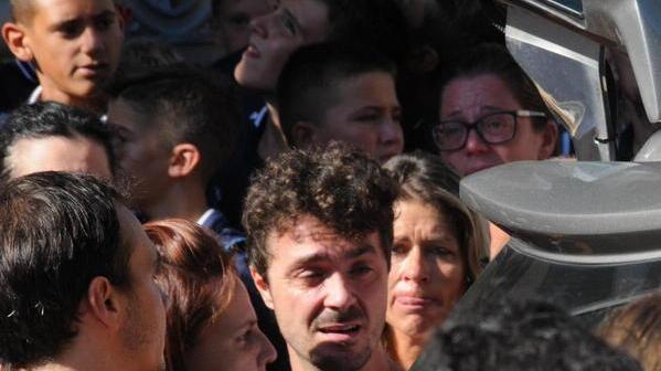 Centinaia di palloncini per salutare Ale «Nessun sorriso può andare perduto»