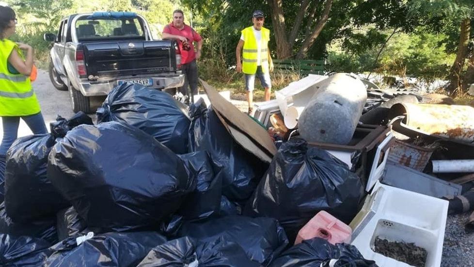 Valanga di rifiuti recuperati nei boschi