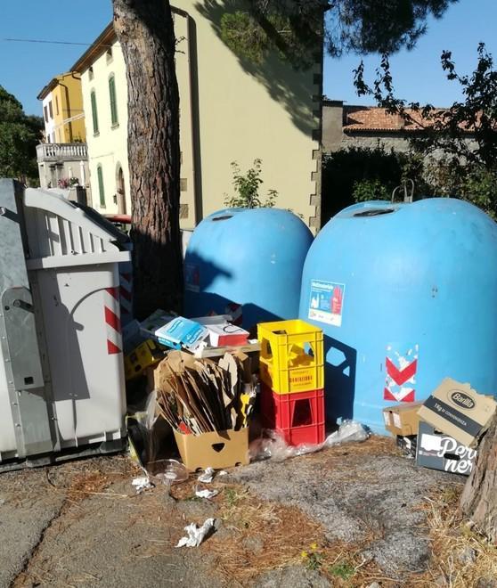 Discariche ai cassonetti Gli abitanti protestano 