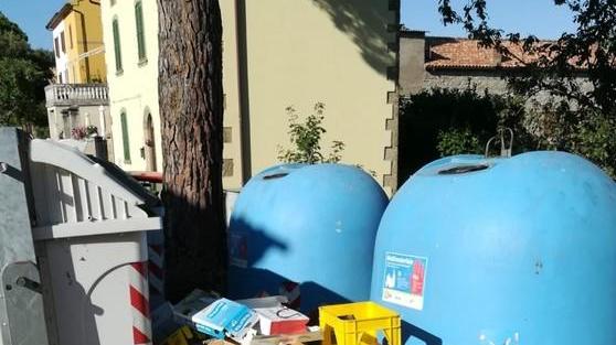 Discariche ai cassonetti Gli abitanti protestano