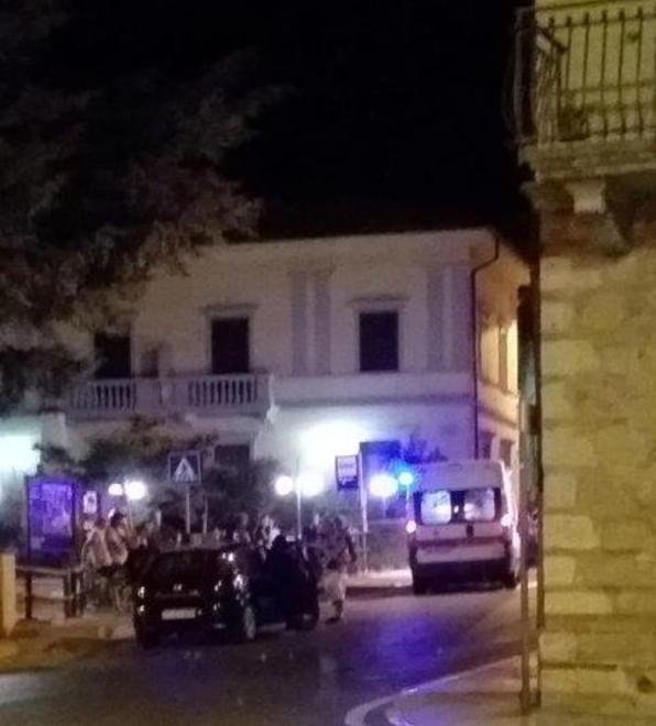 Colpito da un pugno in faccia per una ragazza contesa 