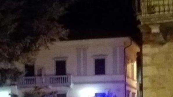 Colpito da un pugno in faccia per una ragazza contesa