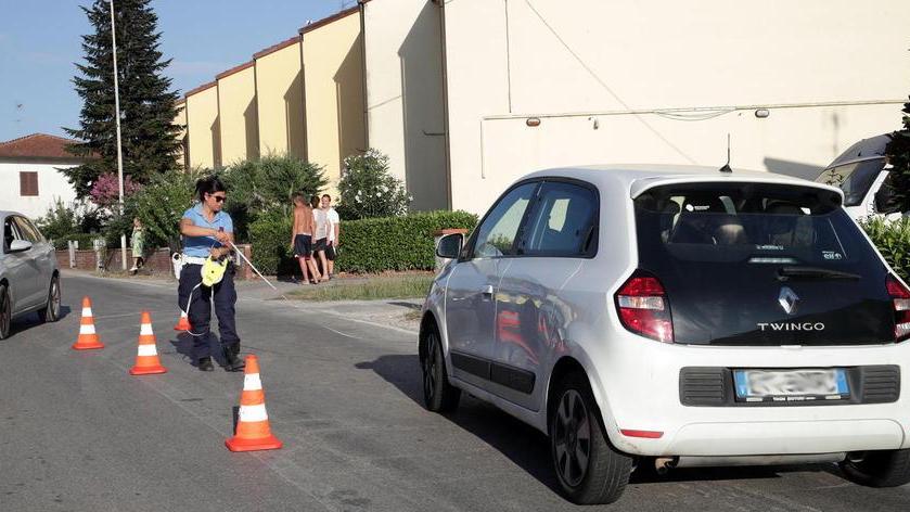 Travolta da un’auto davanti a casa: grave un’anziana
