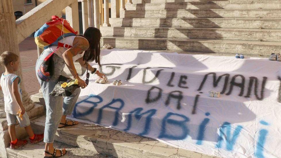 Raduno sul “caso Bibbiano” «Giù le mani dai bambini»