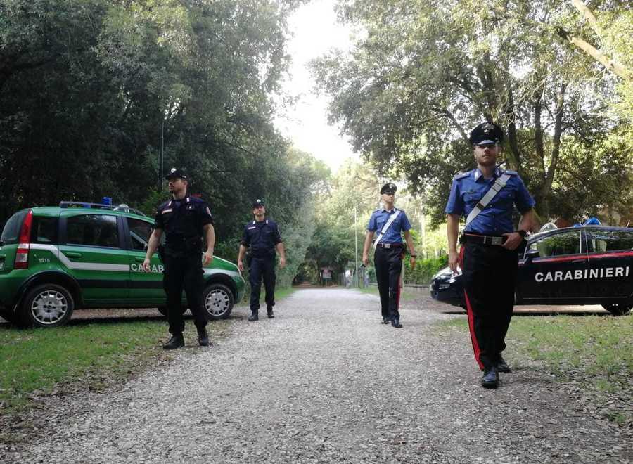 Carabinieri e forestali in pattuglia nella pineta per prevenire incendi