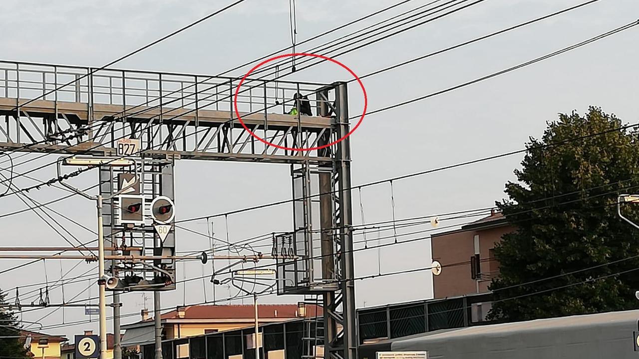 Castelfranco, minaccia di buttarsi da un traliccio. Bloccata linea ferroviaria per 70 minuti