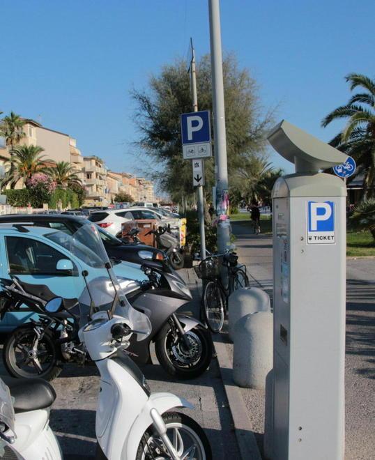 Falsifica il ticket del parcheggio, poi colpisce con l'auto due ausiliari del traffico