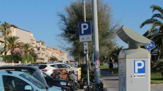 Falsifica il ticket del parcheggio, poi colpisce con l'auto due ausiliari del traffico