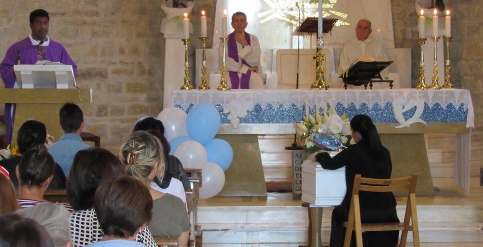 Serramazzoni. Lacrime e palloncini bianchi per l’ultimo saluto ad Aurora 