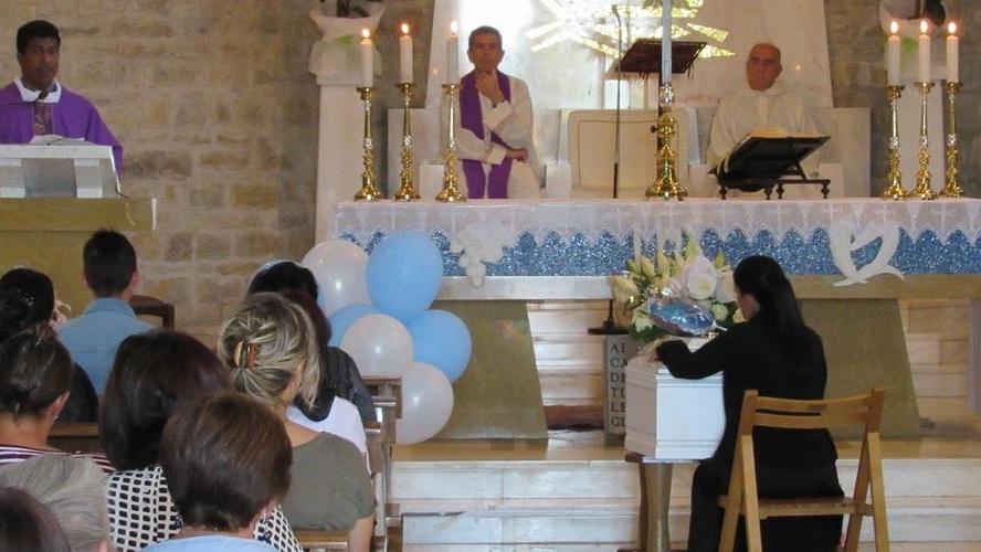 Serramazzoni. Lacrime e palloncini bianchi per l’ultimo saluto ad Aurora