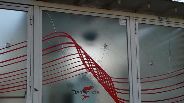 Gli vietano l’ingresso. Si “vendica” del locale a colpi di martello