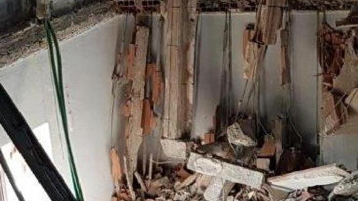 L’interno dell’appartamento dov’è crollato il solaio