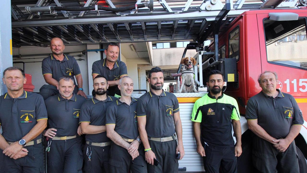 In alto una squadra di vigili del fuoco all’interno del Comando provinciale di Prato insieme a Cesar Luca Martino, il conduttore della bretoncina Foglia