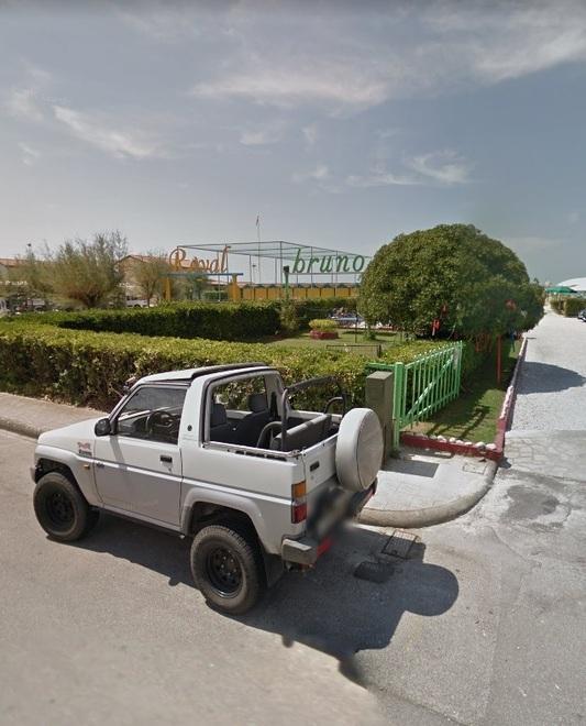 Ferito dall’ombrellone che vola «Colpa dell’elicottero basso» 