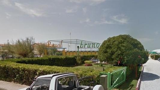 Ferito dall’ombrellone che vola «Colpa dell’elicottero basso»