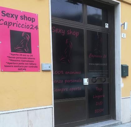 Il sexy shop colpito dai ladri in piazza Roma ad Aulla