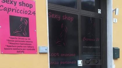 Il sexy shop colpito dai ladri in piazza Roma ad Aulla