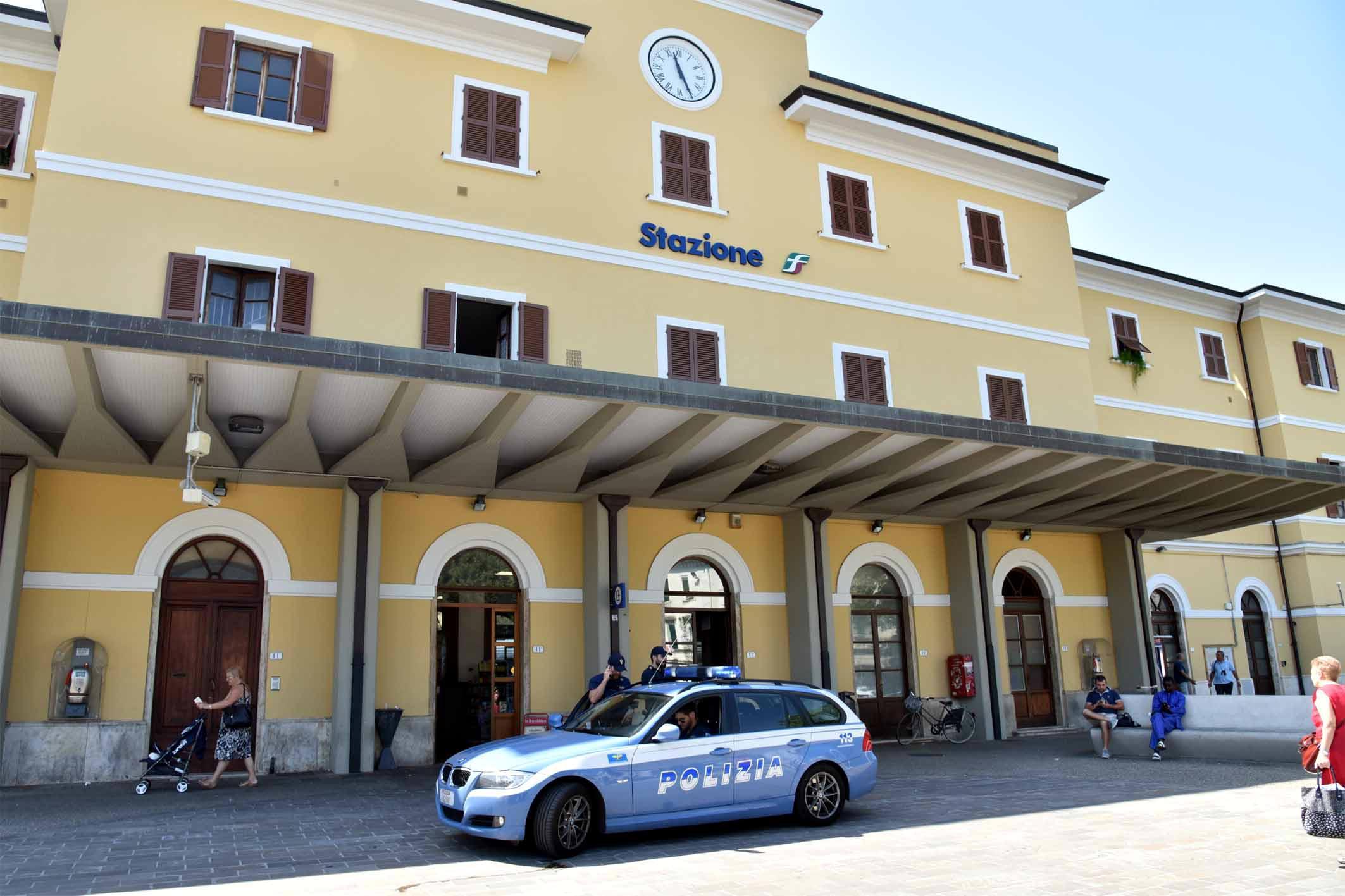 La polizia davanti alla stazione di Empoli (archivio)