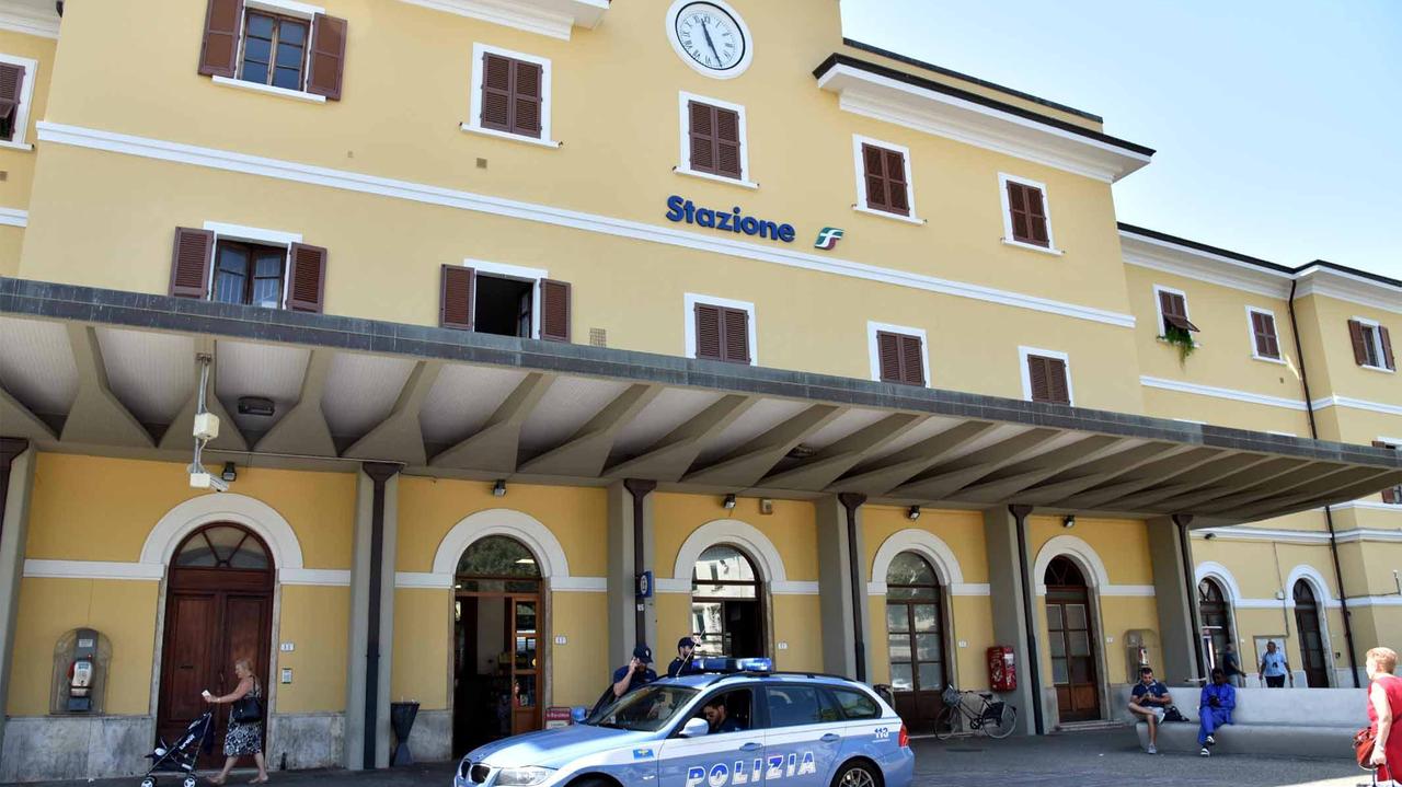 La polizia davanti alla stazione di Empoli (archivio)