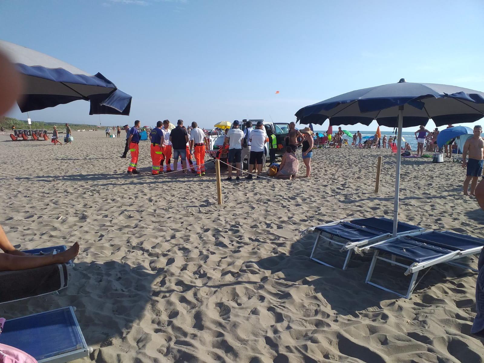 Marina di Vecchiano, si sente male in patino e muore