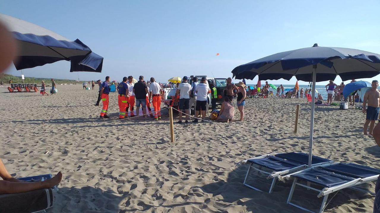 Marina di Vecchiano, si sente male in patino e muore