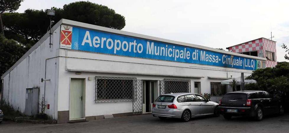 Cinquale, «aeroporto fuori dalle regole» Cittadini e balneari vanno in procura 