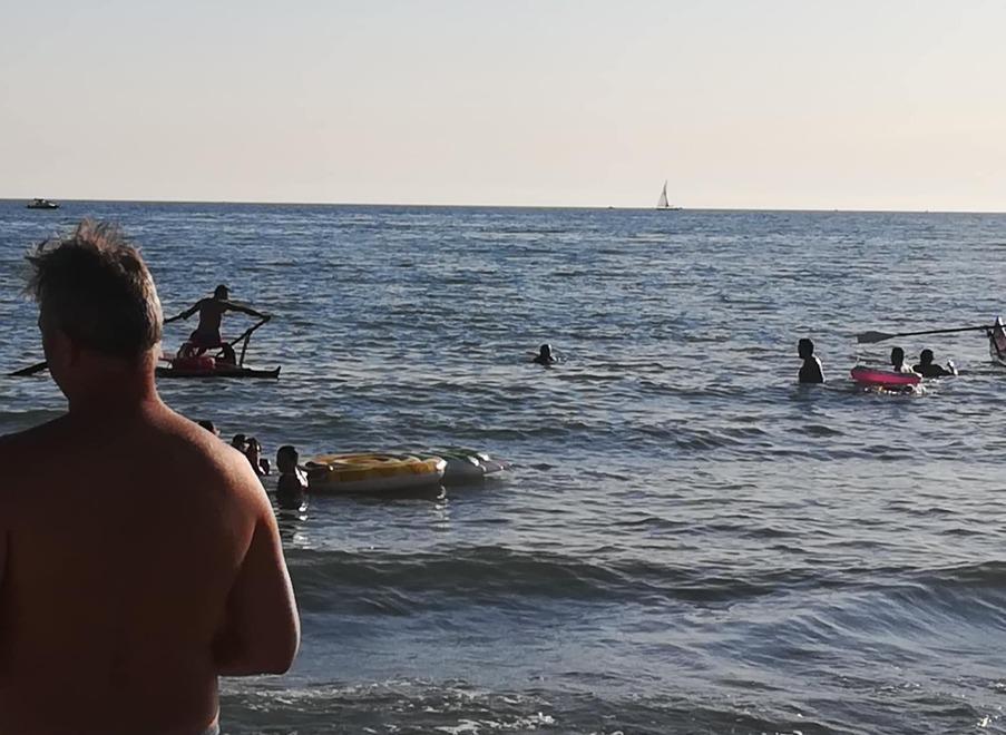 Affonda un pedalò paura per una famiglia con due bambini