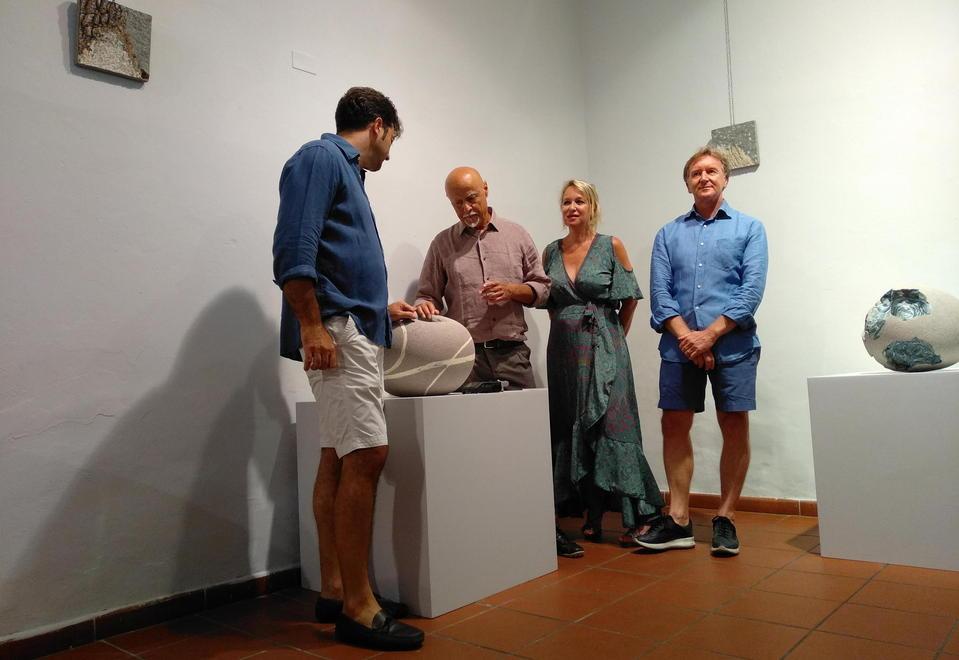 Ceramica e sassi dell’isola d’Elba nella mostra di Alfredo Gioventù al centro “Telemaco Signorini”