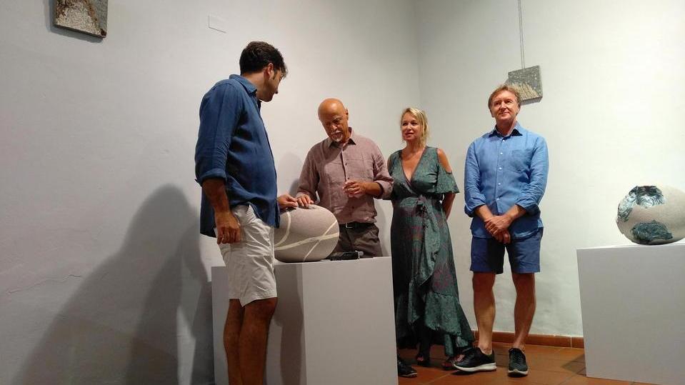 Ceramica e sassi dell’isola d’Elba nella mostra di Alfredo Gioventù al centro “Telemaco Signorini”