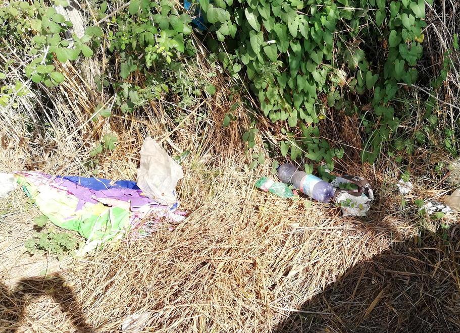 Sporcizia e pochi servizi sulla spiaggia del Puntone 