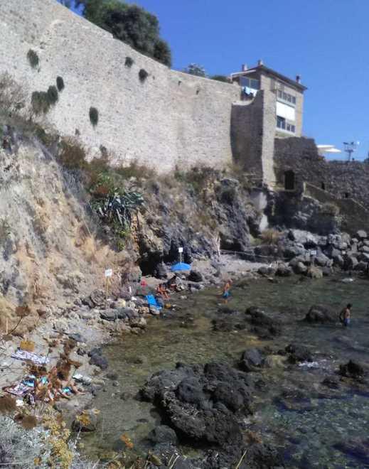 Scogliere pericolose e rocce sgretolate La spiaggia è off limits 