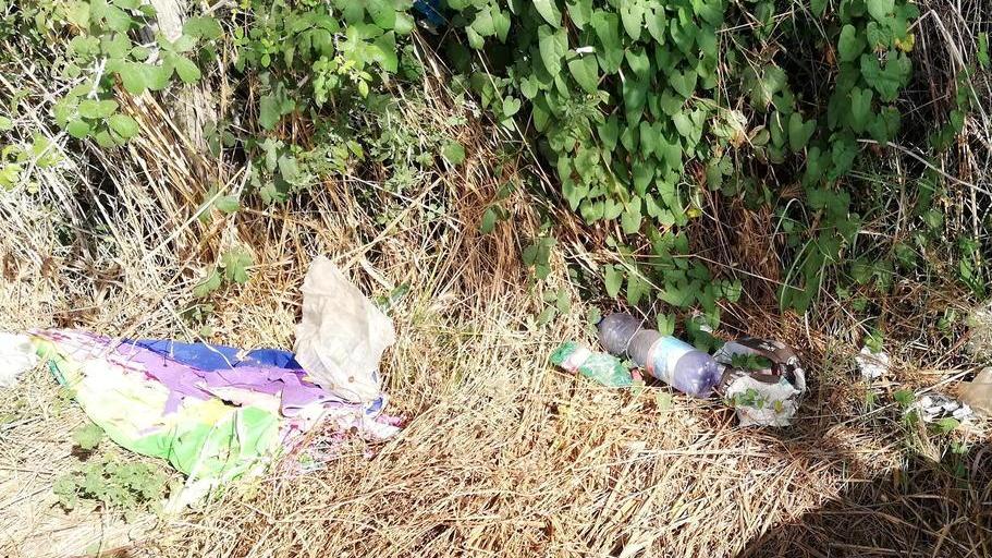 Sporcizia e pochi servizi sulla spiaggia del Puntone