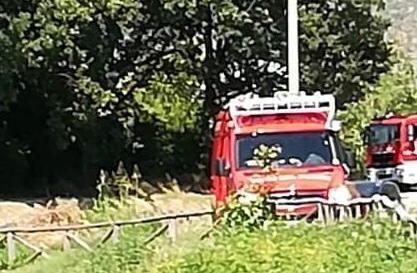Finisce nel dirupo, lo salvano i pompieri