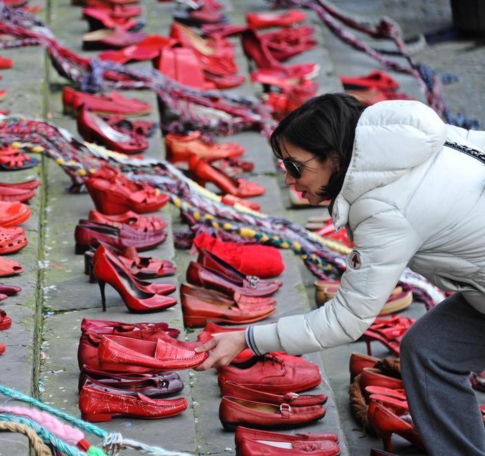 Donna chiama la polizia e fa arrestare il marito violento 