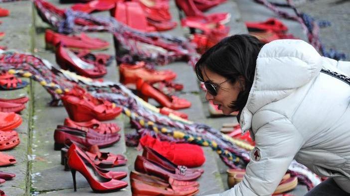 Donna chiama la polizia e fa arrestare il marito violento