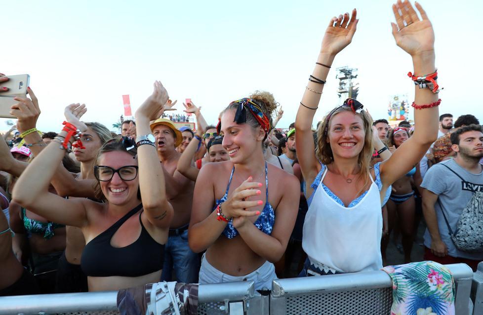 Suoni, colori, sogni e mani alzate Il Jova Beach Party è a tutta musica 
