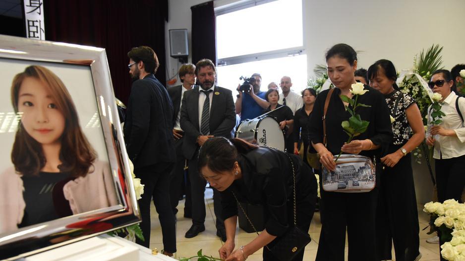 Quattrocento rose bianche, canzoni e tanta commozione per l’addio a Hui
