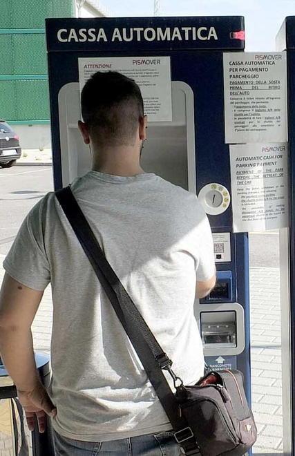 Un utente del Pisamover alle biglietterie automatiche (foto Muzzi)