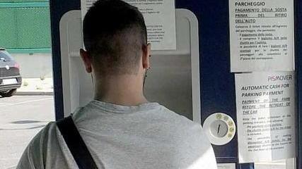 Un utente del Pisamover alle biglietterie automatiche (foto Muzzi)