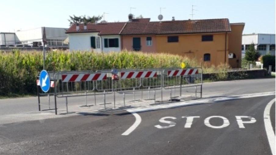 Transenne all’incrocio per “coprire” la buca
