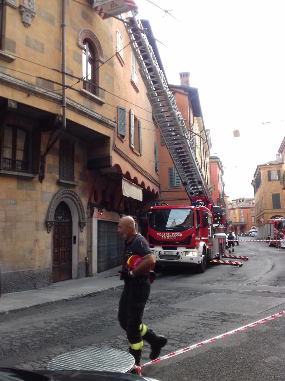 Modena, "piovono vetri" chiuso corso Canalchiaro