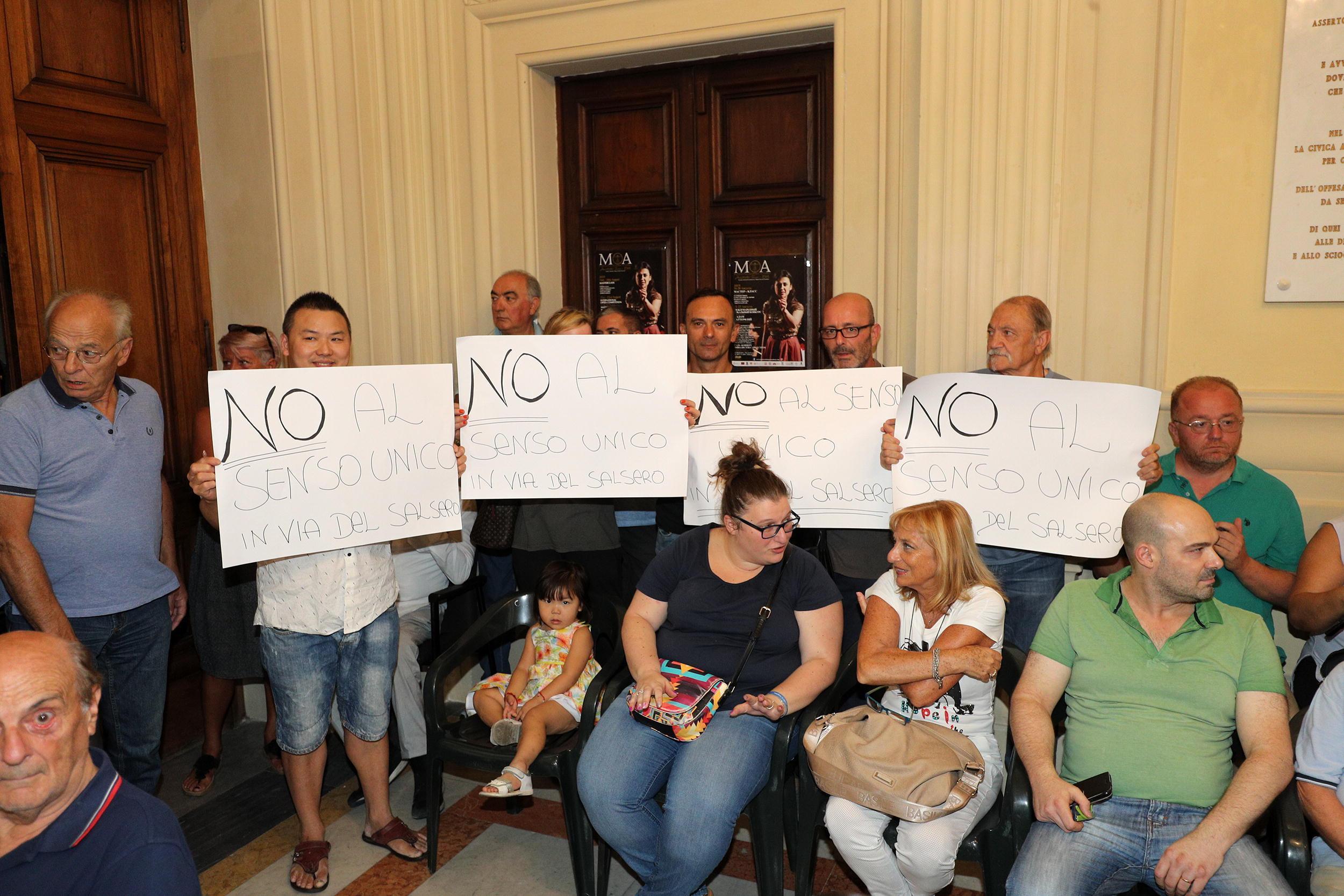Cartelli di protesta dei commercianti lunedì 29 in consiglio comunale