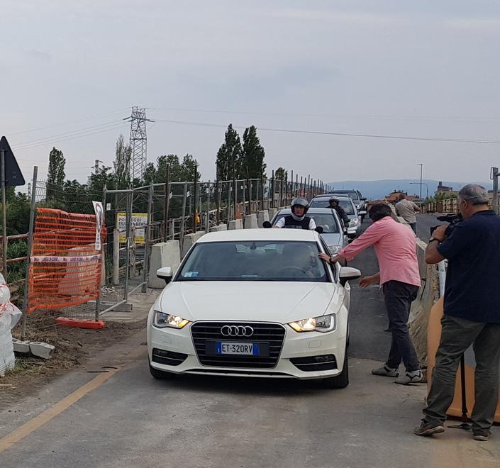 Le prime auto transitate ieri nel ponte di Lugnano